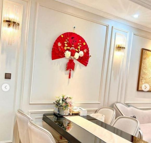 hu vực bàn ăn - nơi mẹ Ly đãi những món ăn ngon cho cậu con trai nhỏ Khoai Tây.