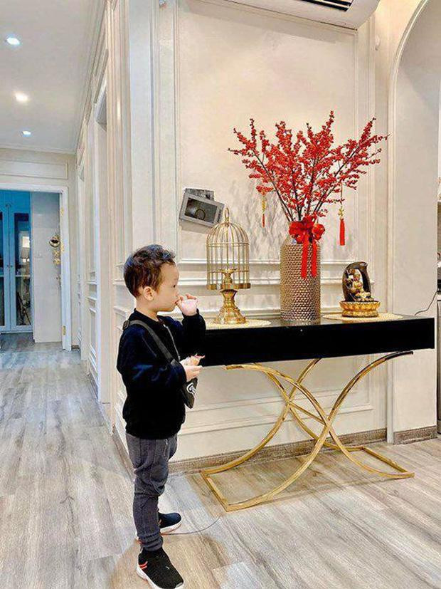 Nhà Ly trang trí gọn gàng, ấm áp quá", "Nhà đẹp quá Ly ơi", "Ngưỡng mộ Ly thật sự đấy. Vừa giỏi chăm con vừa đảm việc nhà",... là những bình luận dưới mỗi bài đăng của Ly Kute khi khoe nơi ở.