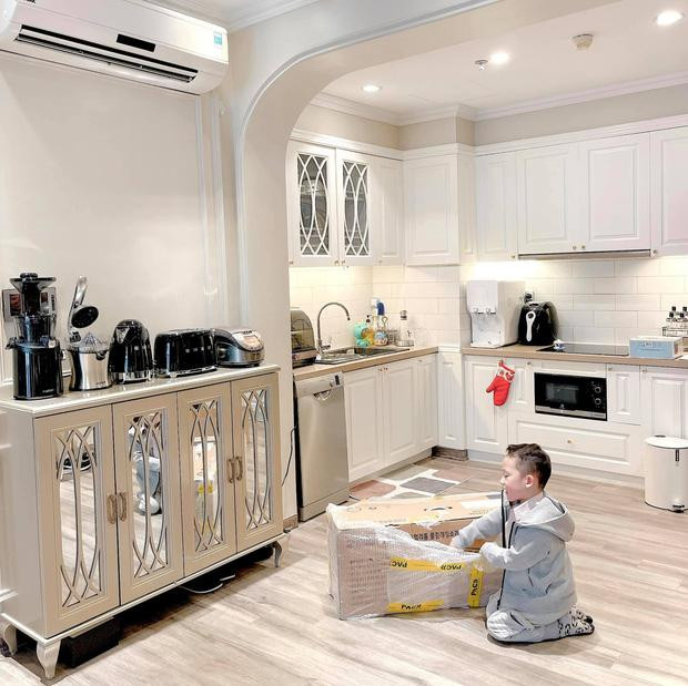 ăn bếp cũng được trang trí tông trắng, được sắp xếp gọn gàng, ngăn nắp.