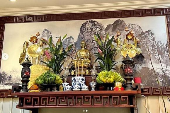 ốn tôn sùng đạo Phật nên Ly Kute dành một khoảng không gian lớn để bày bàn thờ.