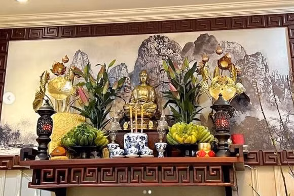 Vốn tôn sùng đạo Phật nên Ly Kute dành một khoảng không gian lớn để bày bàn thờ.