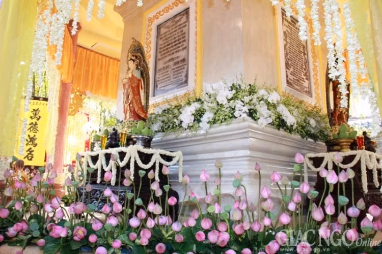 Xung quanh bảo tháp là những hoa sen biểu tưởng Phật giáo.