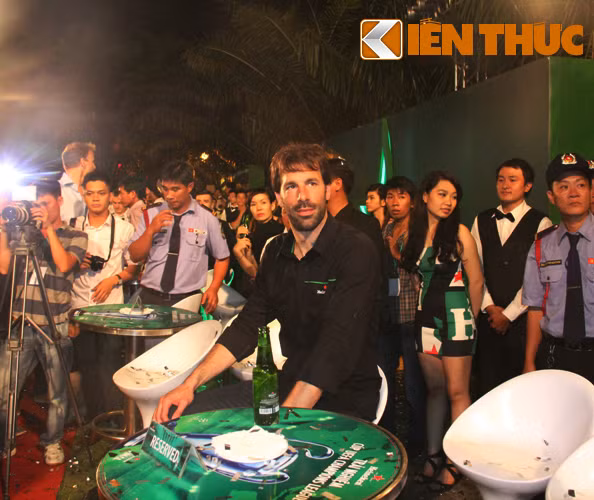 Lần đầu tiên đến Việt Nam, sự cuồng nhiệt, hiếu khách của người hâm mộ bóng đá có mặt từ sân bay quốc tế Tân Sơn Nhất đến buổi giao lưu đã để lại ấn tượng tốt đẹp với ngôi sao bóng đá thế giới.