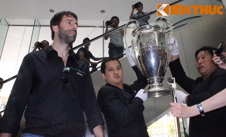 Thần tượng bóng đá Ruud van Nistelrooy và chiếc cúp C1 danh giá đã chính thức có mặt tại Việt Nam và điểm đến đầu tiên là TP HCM, sau đó sẽ đến Hà Nội để giao lưu với người dân Thủ đô.