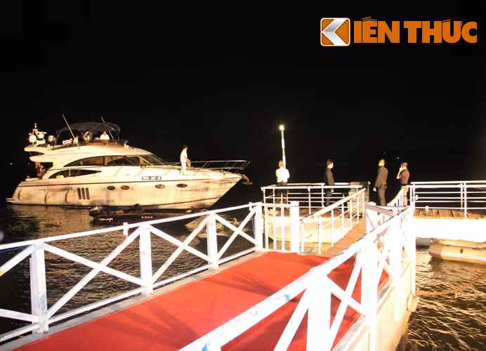 Tối 3/4, trên sông Sài Gòn, du thuyền Diamond IsLand cập bền tại bờ khu Thảo Điền Village (phường Thảo Điền, quận 2, TP HCM).