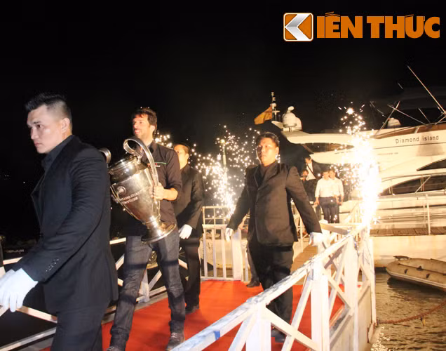 Ngôi sao bóng đá thế giới Ruud Van Nistelrooy mang chiếc cúp UEFA bước vào khán đài...