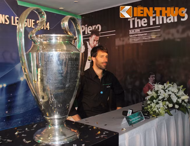 Trong các ngày 4 và 5/4, cup UEFA Champions League cùng 2 ngôi sao bóng đá Ruud Van Nistelrooy và Robert Pires sẽ luôn có mặt giao lưu với khách mời, công chúng tại Thảo Điền Village (số 189-197 đường Nguyễn Văn Hưởng, phường Thảo Điền, quận 2). Sau đó ngày 6/4, sự kiện tiếp tục diễn ra tại sân vận động Hàng Đẫy, Hà Nội.