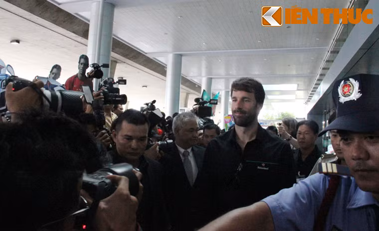 Ngôi sao bóng đá người Hà Lan vô cùng bất ngờ trước sự cuồng nhiệt của hàng nghìn người hâm mộ chờ đón mình tại sân bay.