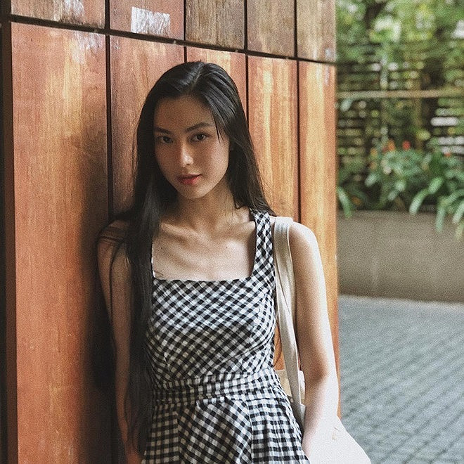 Dù theo phong cách sexy, đơn giản hay năng động, Helly Tống luôn trung thành với mái tóc "không thể đơn giản hơn". Trong hầu hết tấm ảnh do hot girl sinh năm 1995 đăng tải, dân mạng đều để lại bình luận khen mái tóc của cô nàng và hỏi lý do vì sao có thể kiên trì tới vậy.