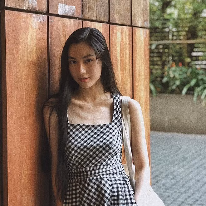 Dù theo phong cách sexy, đơn giản hay năng động, Helly Tống luôn trung thành với mái tóc "không thể đơn giản hơn". Trong hầu hết tấm ảnh do hot girl sinh năm 1995 đăng tải, dân mạng đều để lại bình luận khen mái tóc của cô nàng và hỏi lý do vì sao có thể kiên trì tới vậy.