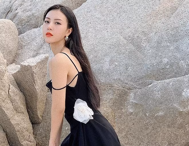 Vũ Ngọc Châm (sinh năm 1992) là cựu tiếp viên của một hãng hàng không quốc tế. Cô được nhiều người biết đến khi góp mặt trong MV Chắc ai đó sẽ về của Sơn Tùng M-TP. Sau đó, 9X giành ngôi vị quán quân cuộc thi The Look 2017. Hiện tại, Ngọc Châm là mẫu ảnh, gương mặt đại diện cho nhiều nhãn hàng.