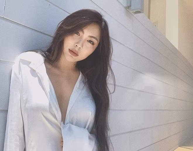 Trang Trần (sinh năm 1995) là chủ cửa hàng thời trang thiết kế nổi tiếng trong giới trẻ Hà Nội và Sài Gòn. 9X từng được dân mạng so sánh là chị em sinh đôi của Helly Tống bởi cả hai cùng sở hữu gương mặt chữ điền góc cạnh, cặp chân mày cong sắc nét và mái tóc đen, dài.