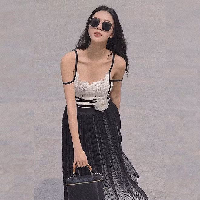 Ngọc Châm sở hữu vóc dáng thanh mảnh, gương mặt trái xoan, sống mũi cao, thẳng. 9X theo đuổi phong cách lịch sự, sang chảnh và thi thoảng "đổi gió" sang sexy. Trước đây, Ngọc Châm từng dính tin đồn tình cảm với Decao (Cao Minh Thắng) - bạn trai hiện tại của hot girl Châu Bùi. Tuy nhiên, cả hai đều im lặng trước thông tin này.