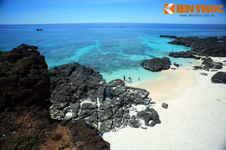 Xen kẽ là các bãi đá nham thạch là những dải cát trắng đẹp mê hồn. Nước biển nơi đây trong xanh tinh khiết do chịu rất ít sự tác động của con người.