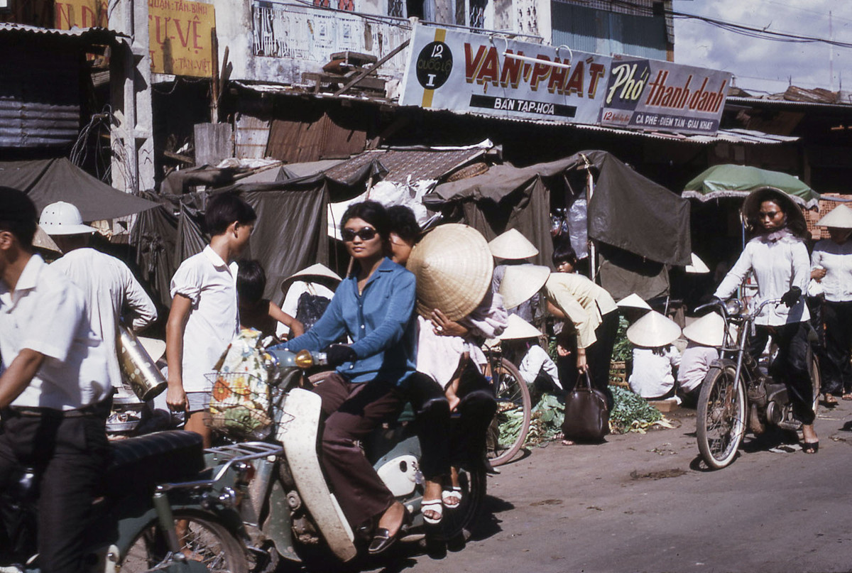 Khu chợ cóc ở ấp Tân Việt, quận Tân Bình, Sài Gòn.