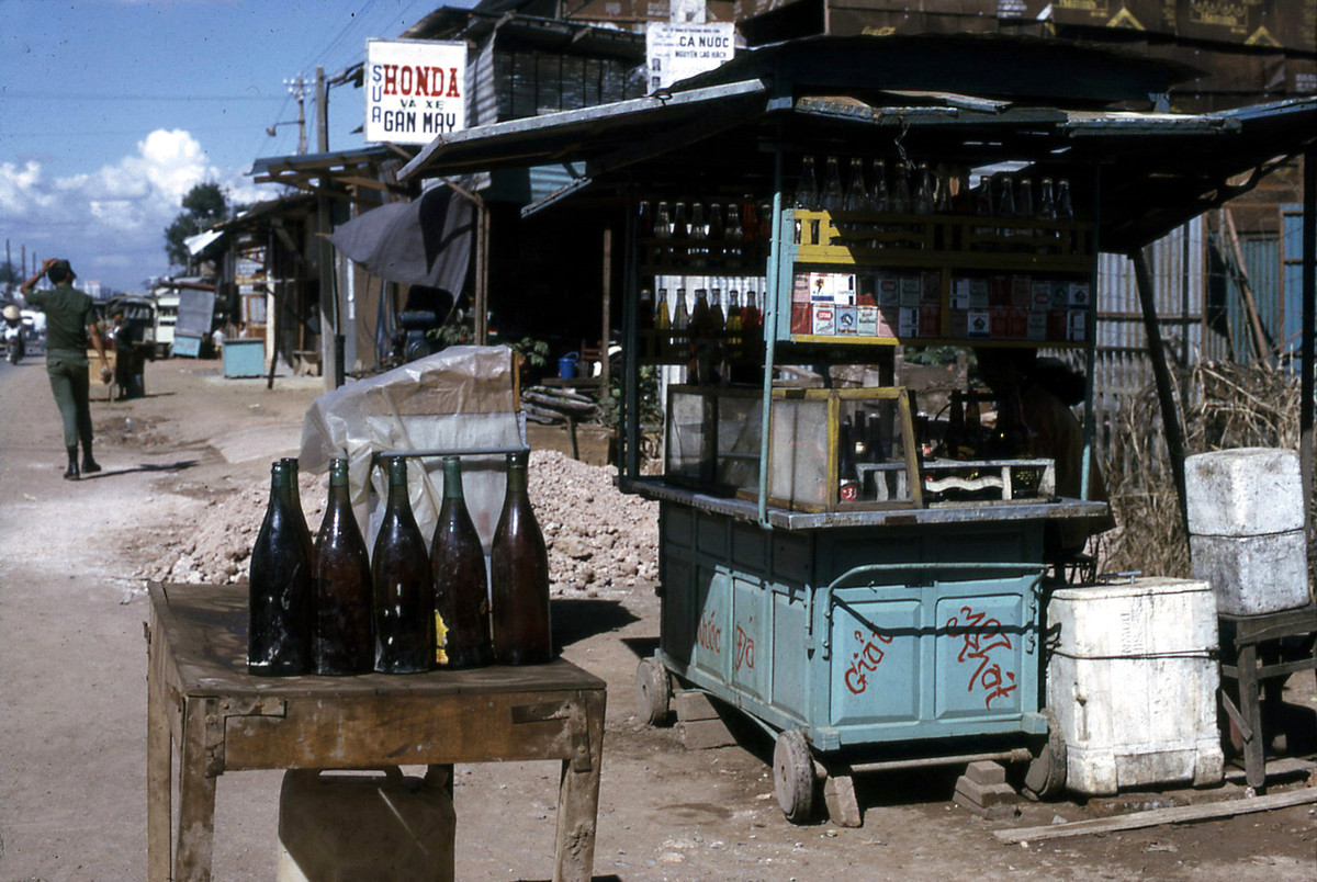 Một tiệm tạp hóa ven đường. Những chai màu đen là chai xăng bán lẻ.