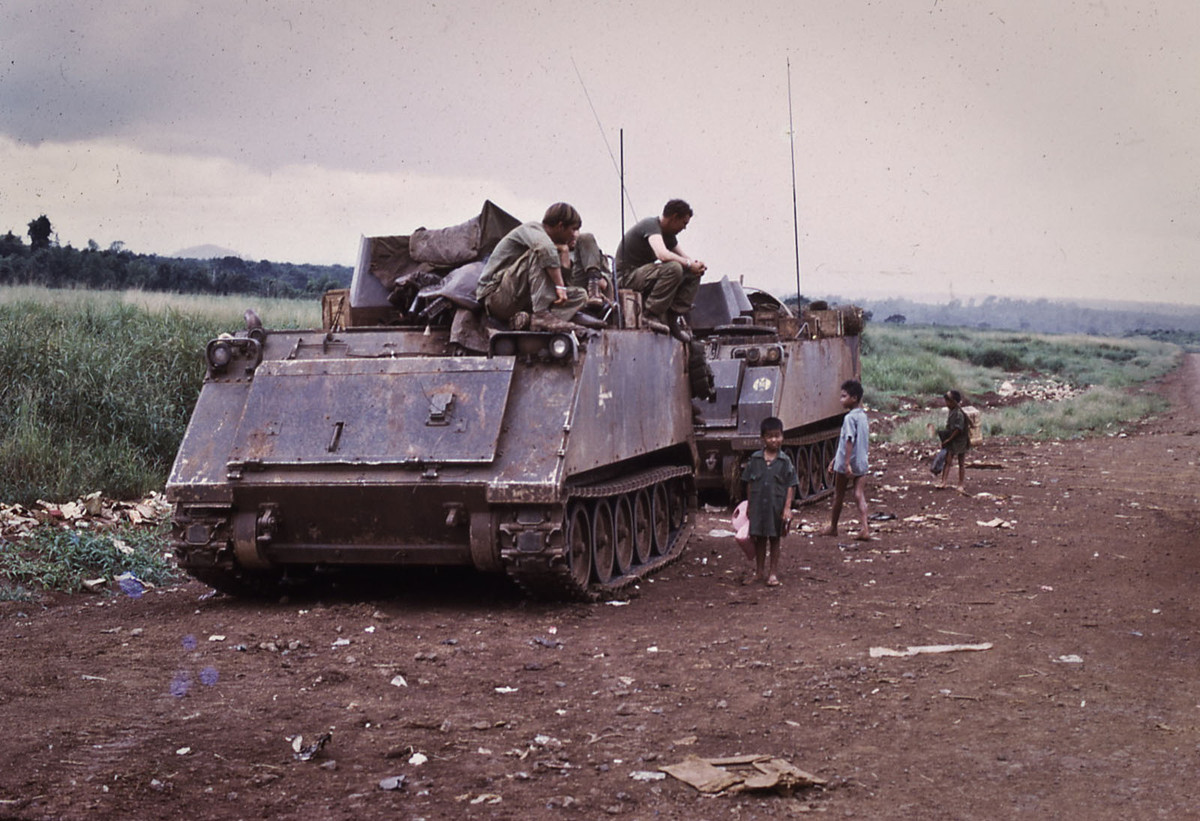 Trẻ em địa phương lân la xin kẹo của lính Mỹ.