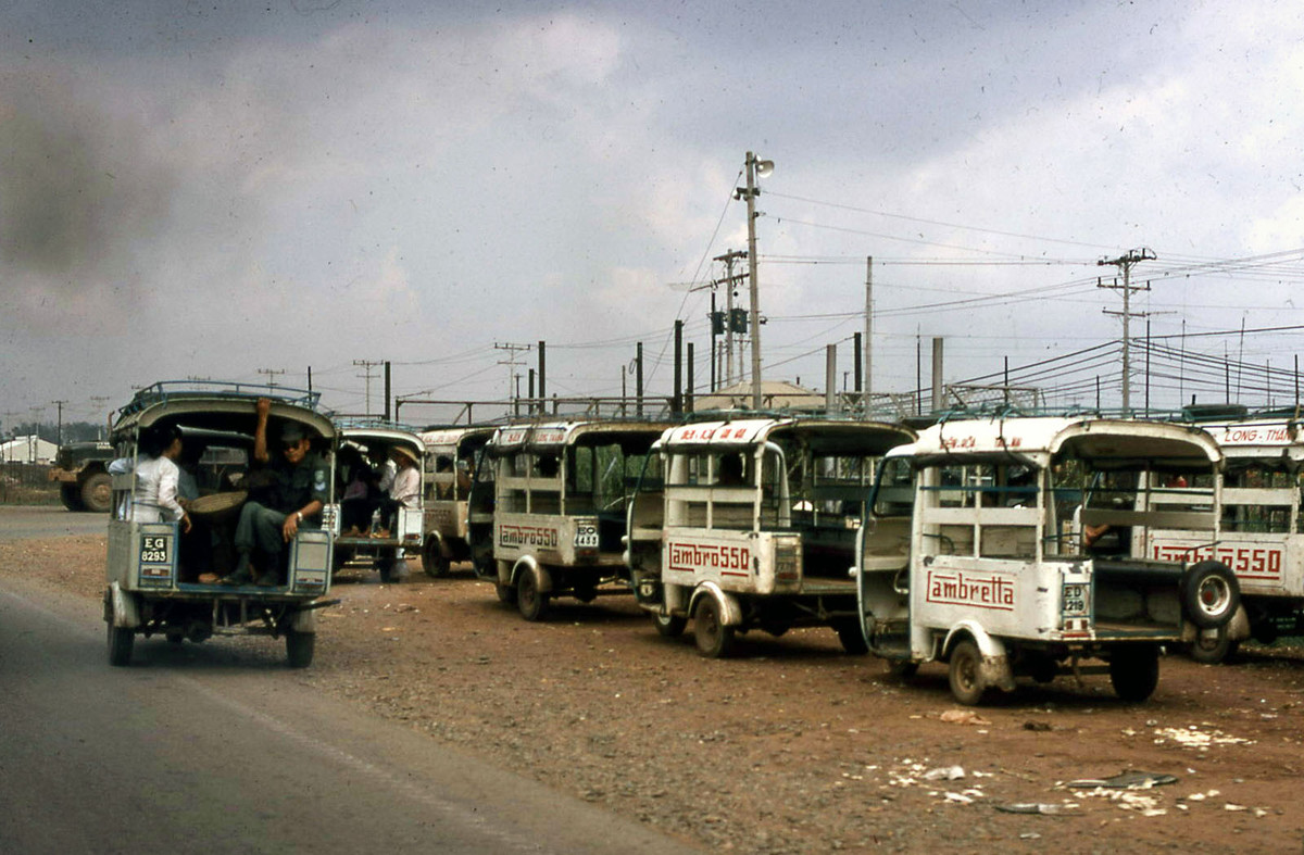 Những chiếc xe lam của các nhân công người Việt tan ca bên ngoài một khu căn cứ Mỹ.
