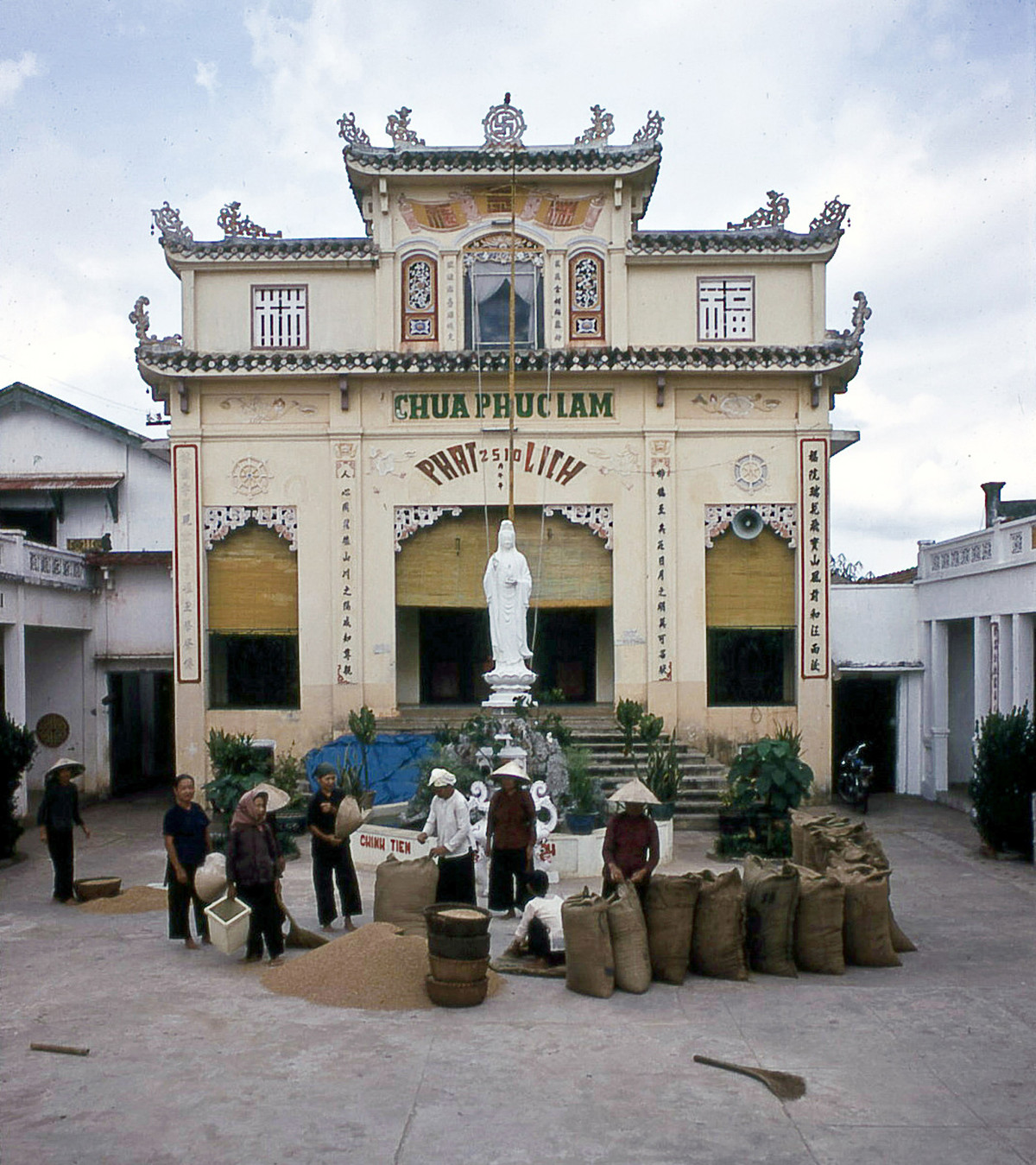 Phát gạo từ thiện ở chùa Phúc Lâm, Biên Hòa năm 1970.