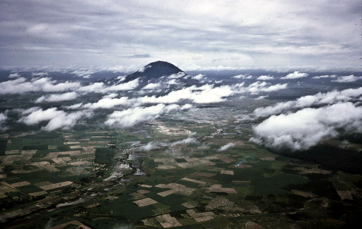 Núi Bà Đen ở Tây Ninh năm 1970 nhìn từ máy bay trực thăng.