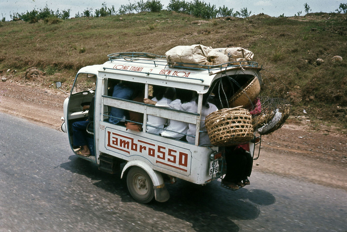 Chiếc xe lam chật kín khách và hàng hóa chạy tuyến Long Thành - Biên Hòa.