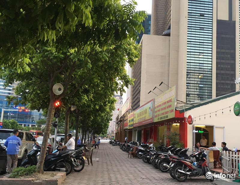 Tuy nhiên, theo ghi nhận của phóng viên Infonet vào chiều ngày 17/7, ngay sau khi tan tầm rất nhiều người đã ra các quán bia, quán nhậu để "giải nhiệt".