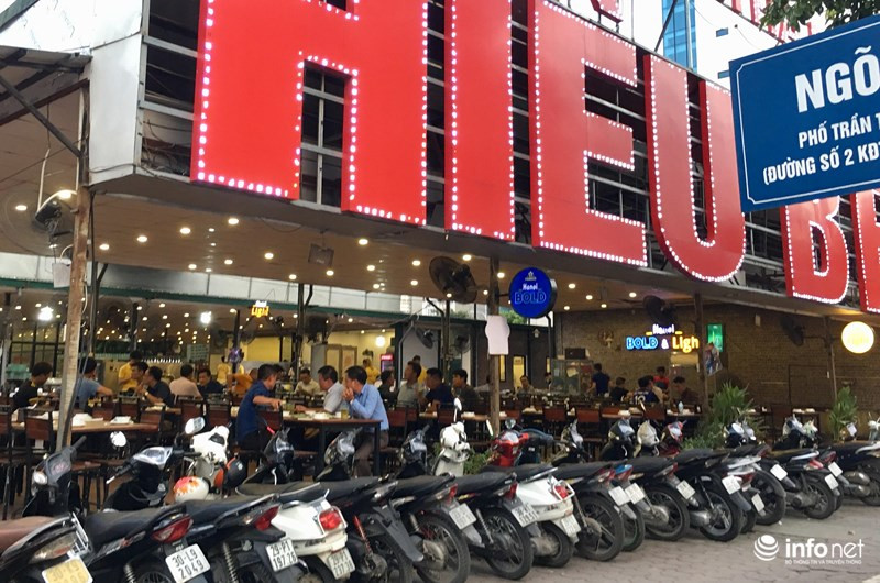 17h30 chiều ngày 17/7, nhiều người dù biết đang đợt ra quân tổng kiểm soát ôtô, xe máy, nhưng có lẽ, họ thấy "chắc CSGT trừ mình ra" nên vẫn bỏ ngoài tai các khuyến cáo. Những quán bia luôn tấp nập, kín mít xe của khách từ bên trong ra bên ngoài.