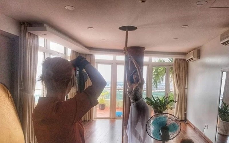 Phương Mai chia sẻ, ngay khi chuyển về nhà, việc đầu tiên cô làm là chọn góc đẹp nhất để lắp cột. Múa cột giúp Mai duy trì vóc dáng gợi cảm, xả stress và cải thiện sức khỏe.