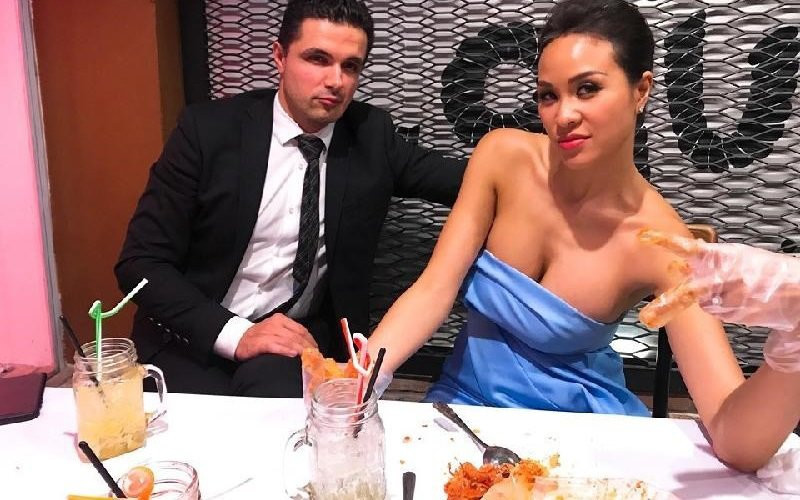  Phương Mai là một trong những nữ MC sở hữu gương mặt cá tính, ngoại hình nóng bỏng bậc nhất, nhì showbiz Việt. Cách đây ít tháng nữ MC thông báo lên xe hoa với chồng Tây. Chồng của cô tên là Marcin Miller, mang quốc tịch Ba Lan và đang làm việc trong lĩnh vực tài chính.