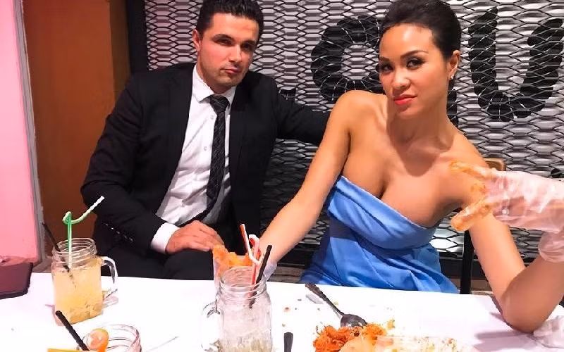  Phương Mai là một trong những nữ MC sở hữu gương mặt cá tính, ngoại hình nóng bỏng bậc nhất, nhì showbiz Việt. Cách đây ít tháng nữ MC thông báo lên xe hoa với chồng Tây. Chồng của cô tên là Marcin Miller, mang quốc tịch Ba Lan và đang làm việc trong lĩnh vực tài chính.