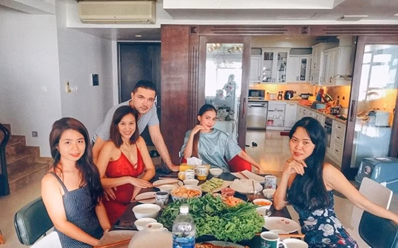 Sau đám cưới, siêu mẫu Phương Mai và ông xã chuyển về sống trong căn hộ ở TP HCM. Cặp vợ chồng làm tiệc tân gia mời bạn bè thân thiết đến dự. Nữ MC mất khoảng nửa tháng để tìm được nơi ở ưng ý. Cô đề cao tiêu chí rộng rãi, có view đẹp, thích hợp để thư giãn sau một ngày làm việc mệt mỏi.