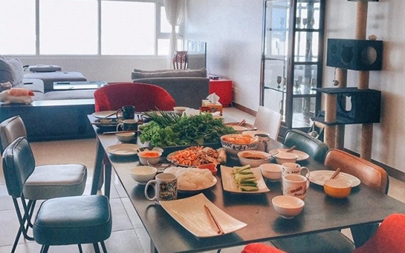 Căn hộ được trang bị đồ dùng nhà bếp cơ bản, còn nội thất phòng khách hay những góc riêng tư do vợ chồng Phương Mai tự lựa chọn và mua sắm. Cô lựa chọn tông màu xám với những nội thất nổi bật.