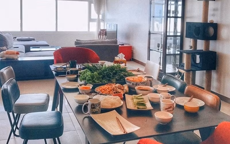 Căn hộ được trang bị đồ dùng nhà bếp cơ bản, còn nội thất phòng khách hay những góc riêng tư do vợ chồng Phương Mai tự lựa chọn và mua sắm. Cô lựa chọn tông màu xám với những nội thất nổi bật.