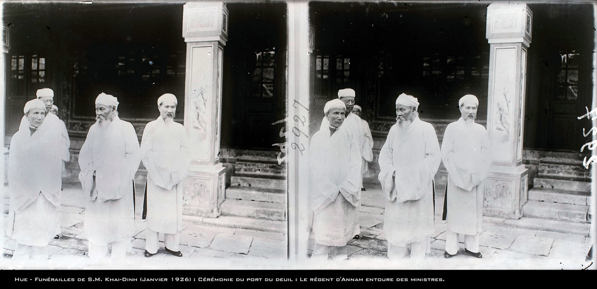 Quan Phụ chính Đại thần Tôn Thất Hân đứng cùng các quan thượng thư trong tang lễ.