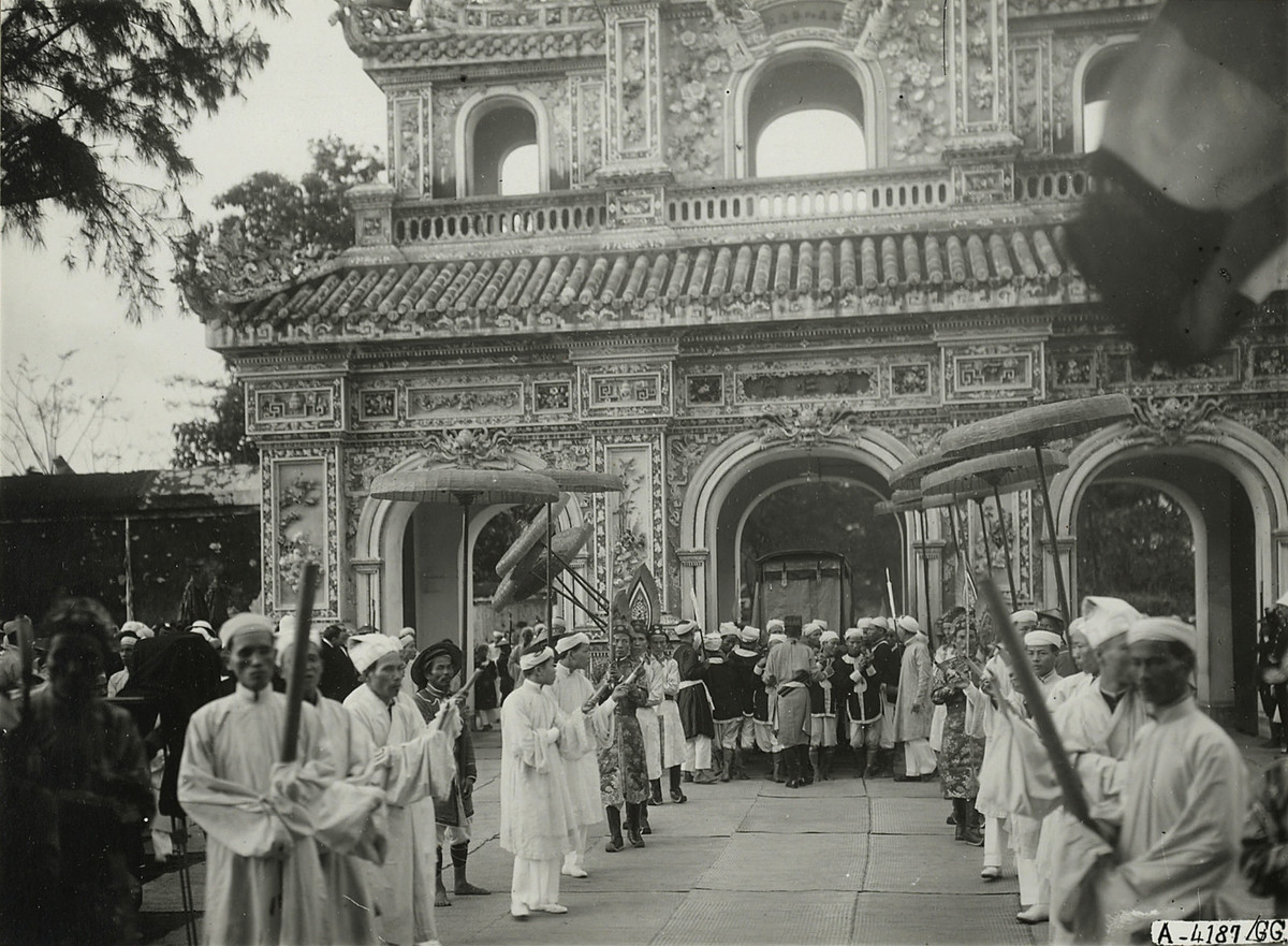 Đoàn tang lễ di chuyển đến Cửa Hiển Nhơn.