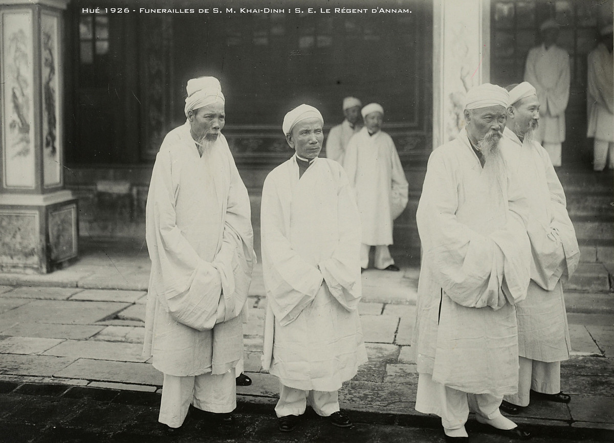 Các quan đại thần của Cơ Mật Viện trong tang lễ vua Khải Định. Từ trái qua là các ông Hồ Đắc Trung, Nguyễn Hữu Bài, Tôn Thất Hân.