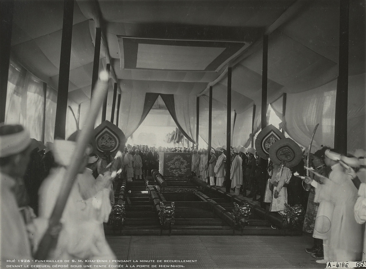 Các thành viên hoàng tộc, quan khách và binh lính mặc niệm trước quan tài vua Khải Định đặt trong một nhà lều dựng bên Cửa Hiển Nhơn trong tang lễ nhà vua, tháng 1/1926.