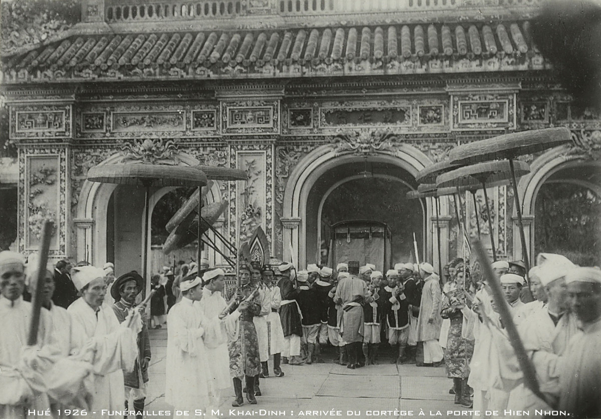 Đoàn tang lễ di chuyển đến Cửa Hiển Nhơn.