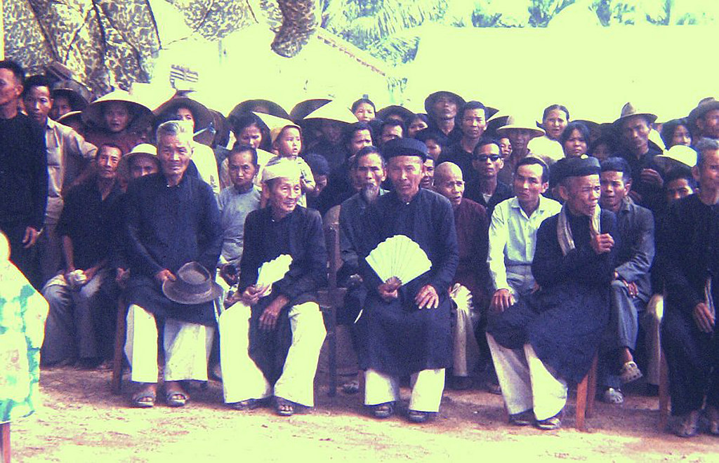 Những người cao tuổi trong một hoạt động cộng đồng ở Quảng Ngãi.