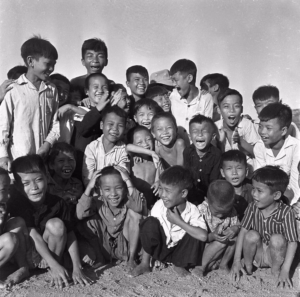 Nụ cười hồn nhiên của trẻ em nông thôn Việt Nam.