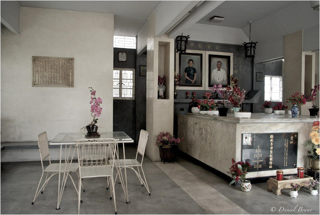 "Ngôi mộ nhà chúng tôi có toilet, phòng bếp và cả phòng ngủ. Chúng tôi còn có một khoảng sân nhỏ nữa. Nhìn chung, nơi này cũng giống nhà mình thôi, không đáng sợ gì hết. Cứ 31/10 hàng năm, nhà chúng tôi lại đến đây và ngủ qua đêm", một tài khoản chia sẻ trên trang du lịch Trip Advisor. Ảnh: Amusing Planet.