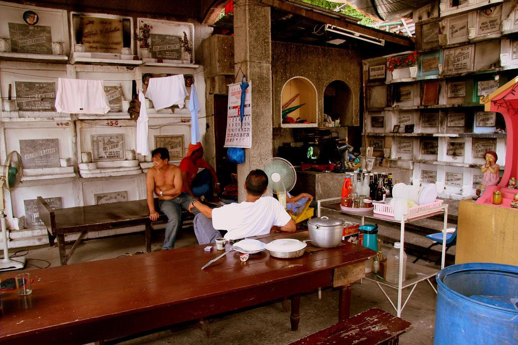 Nhiều người thậm chí còn sống luôn ở đây. Số khác tuyên bố họ được sinh ra bên trong khu nghĩa địa này. Những người từng đến đây nhận xét Chinese Cemetery Manila giống một thị trấn ngoại ô cổ kính hơn nghĩa trang. Bạn có thể tìm thấy cả một nhà hàng tại đây. Ảnh: Amusing Planet.