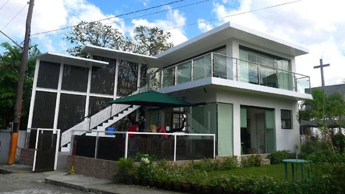 Một phiến đá ở nghĩa trang có ghi lại lời căn dặn từ những người dựng lên "tiểu Beverly Hills". Không giống khung cảnh xa hoa hiện tại, ý nguyện ban đầu của những người xây dựng nghĩa trang này là một nơi chôn cất bình dị, tránh khoa trương. Tuy nhiên, thế hệ sau dường như đã quên mất lời răn dạy này. Những ngôi mộ tại Chinese Cemetery Manila thậm chí còn to hơn nhà người thường với đầy đủ tiện nghi như điều hòa, bếp, hệ thống nước sinh hoạt... Ảnh: Amusing Planet.