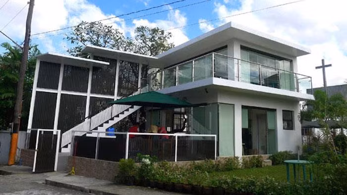 Một phiến đá ở nghĩa trang có ghi lại lời căn dặn từ những người dựng lên "tiểu Beverly Hills". Không giống khung cảnh xa hoa hiện tại, ý nguyện ban đầu của những người xây dựng nghĩa trang này là một nơi chôn cất bình dị, tránh khoa trương. Tuy nhiên, thế hệ sau dường như đã quên mất lời răn dạy này. Những ngôi mộ tại Chinese Cemetery Manila thậm chí còn to hơn nhà người thường với đầy đủ tiện nghi như điều hòa, bếp, hệ thống nước sinh hoạt... Ảnh: Amusing Planet.