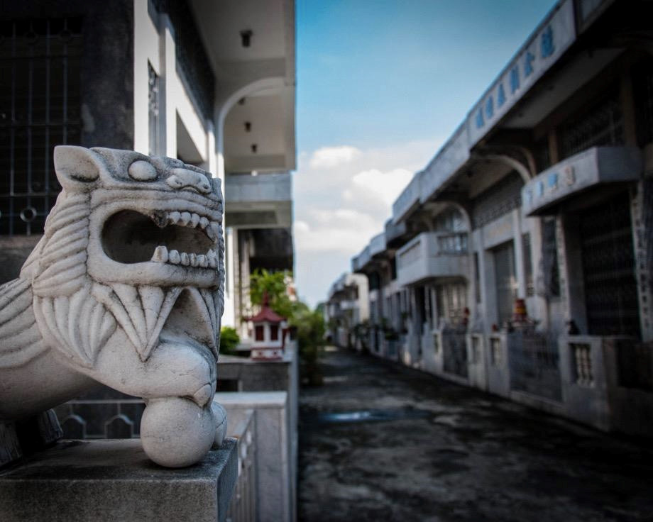 Một lô đất ở đây có giá thuê lên đến 50 triệu peso (2,6 triệu USD) trong 25 năm. Nghĩa trang này không hoàn toàn thuộc về những người giàu. Tại đây, bạn vẫn có thể tìm thấy những ngôi mộ nhỏ của các gia đình bình dân. Tuy nhiên, họ sẽ không được ở các vị trí trang trọng như giới lắm tiền. Hiện nay, nhiều gia đình Philippines cũng chọn Chinese Cemetery Manila làm nơi an nghỉ cho người thân mình. Ảnh: Amusing Planet.