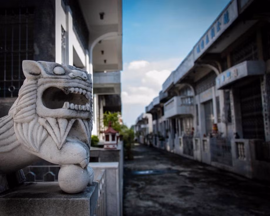 Một lô đất ở đây có giá thuê lên đến 50 triệu peso (2,6 triệu USD) trong 25 năm. Nghĩa trang này không hoàn toàn thuộc về những người giàu. Tại đây, bạn vẫn có thể tìm thấy những ngôi mộ nhỏ của các gia đình bình dân. Tuy nhiên, họ sẽ không được ở các vị trí trang trọng như giới lắm tiền. Hiện nay, nhiều gia đình Philippines cũng chọn Chinese Cemetery Manila làm nơi an nghỉ cho người thân mình. Ảnh: Amusing Planet.