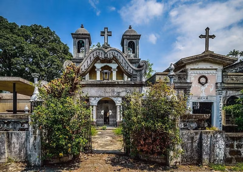 Khu nghĩa trang này được dựng lên bởi cộng đồng người Hoa. Nghĩa trang "tiểu Beverly Hills", tên thật là "Chinese Cemetery Manila", xuất hiện vào thế kỷ 19. Người hoa là một trong những cộng đồng giàu có nhất ở thủ đô Philippines. Ảnh: Amusing Planet.