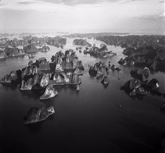 Cảnh tượng gây choáng ngợp ở Vịnh Hạ Long với vô vàn đảo đá nhấp nhô trên dại dương, thập niên 1950 .