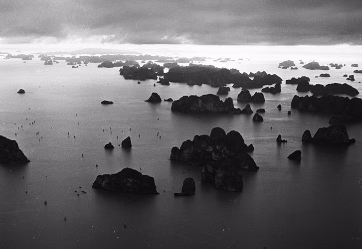 Vịnh Hạ Long trong ráng chiều nhìn từ máy bay.