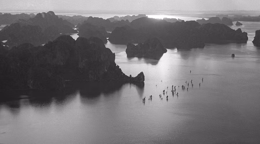 Những chấm nhỏ trên mặt biển là thuyền buồm của ngư dân Hạ Long.